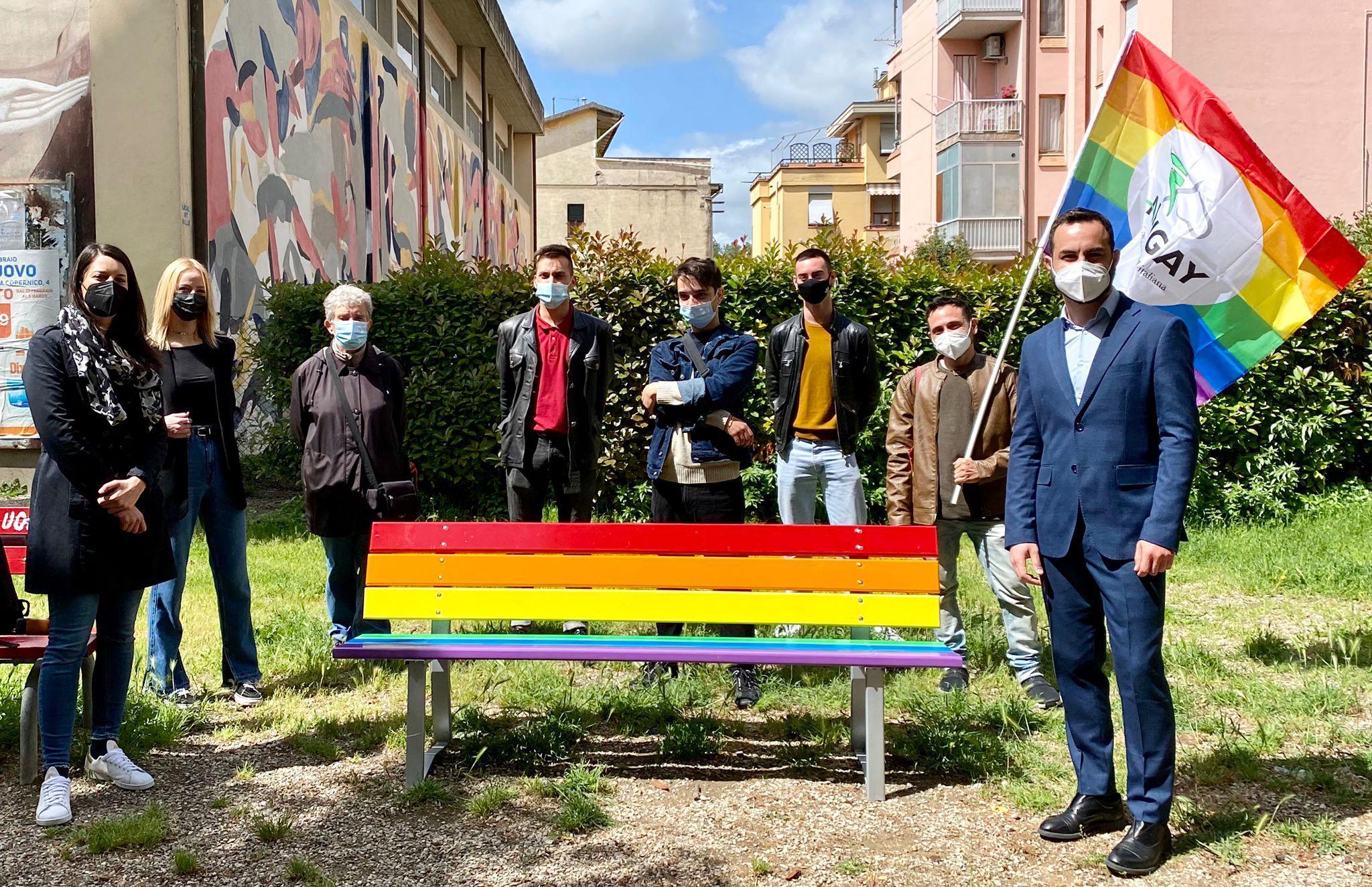 L'inaugurazione della panchina arcobaleno nel viale Matteotti a Certaldo alla presenza del sindaco Giacomo Cucini