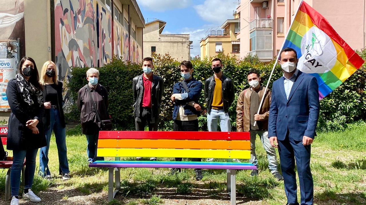 L'inaugurazione della panchina arcobaleno nel viale Matteotti a Certaldo alla presenza del sindaco Giacomo Cucini