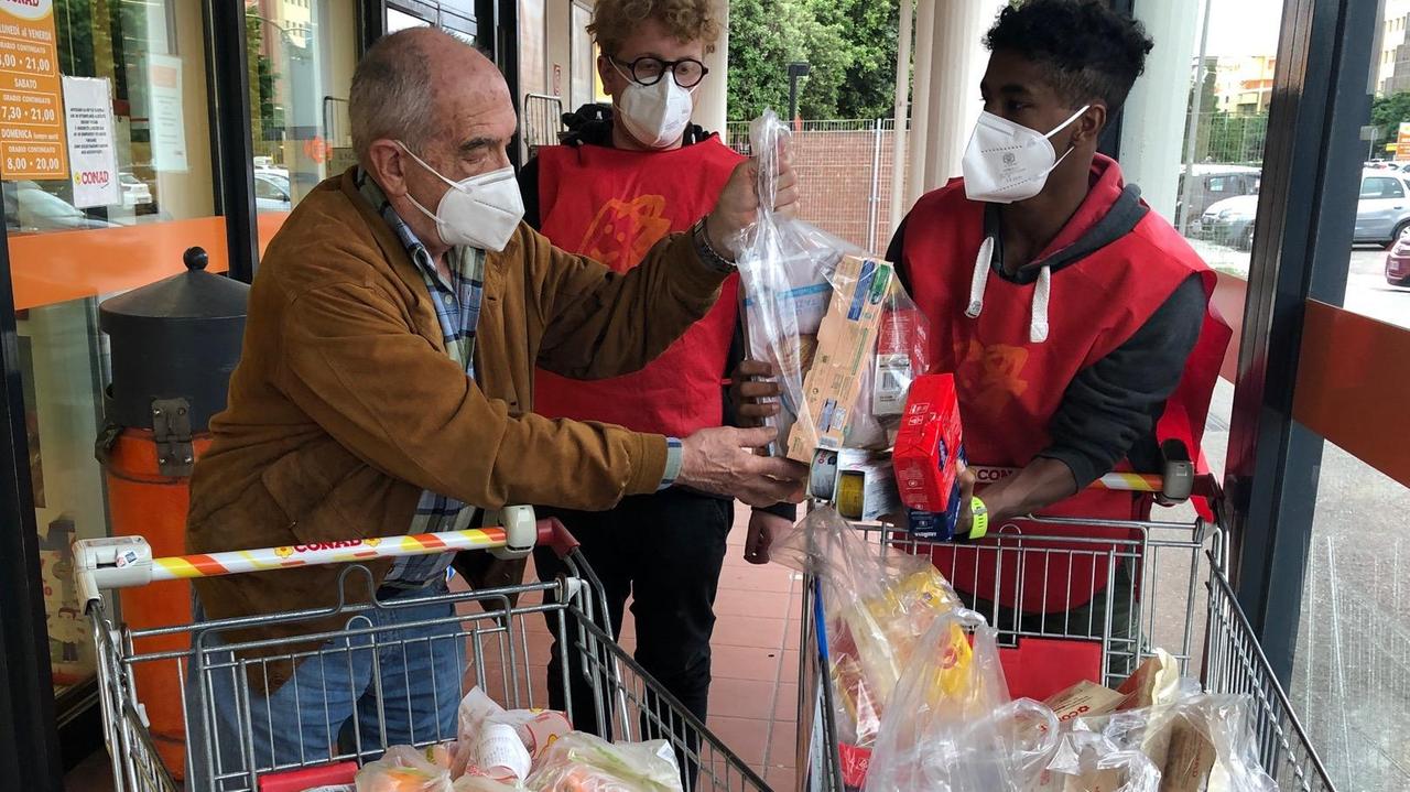 La raccolta di alimentari a favore delle famiglie in difficoltà