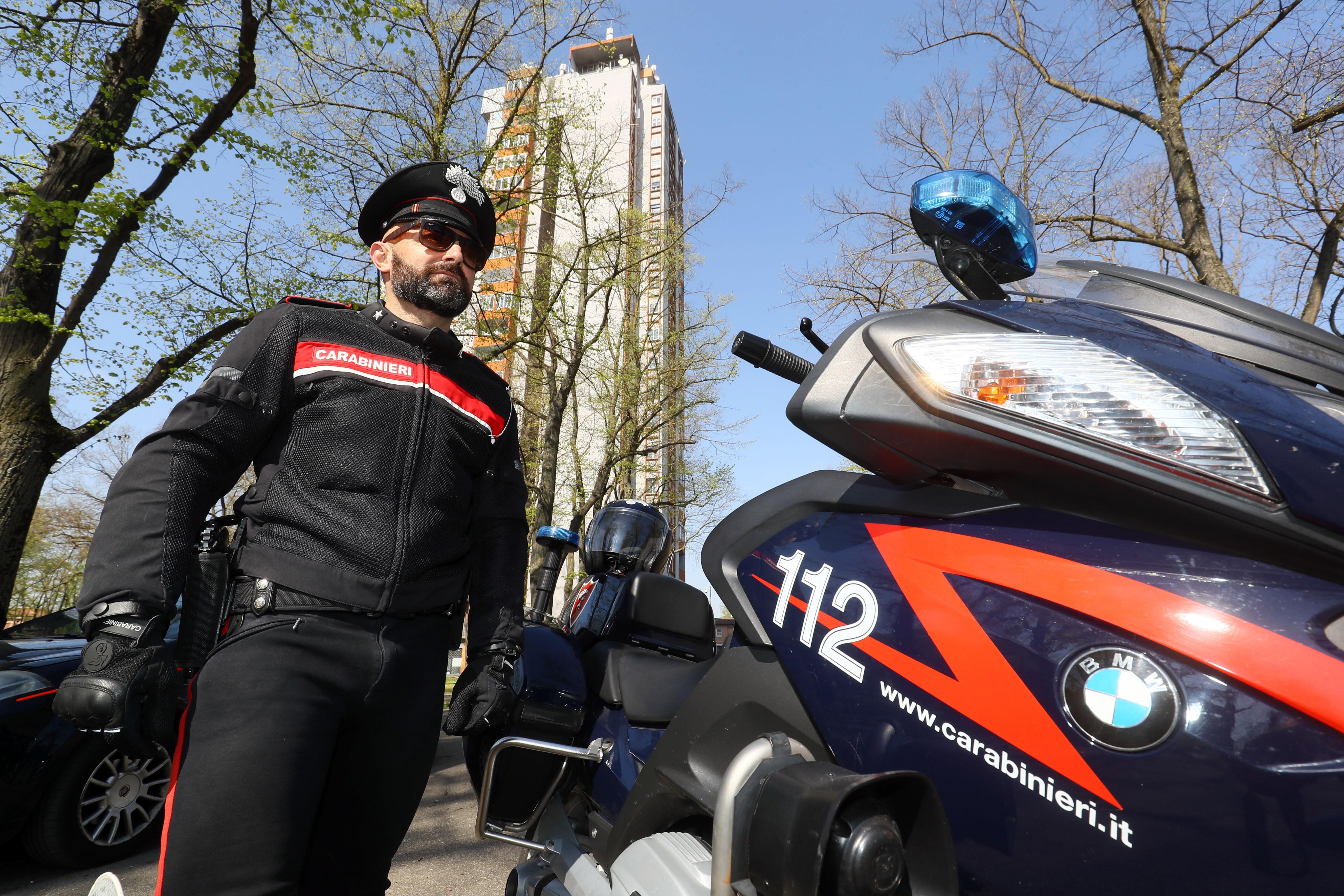 Ferrara, spacciatore scoperto ingerisce la droga: arrestato