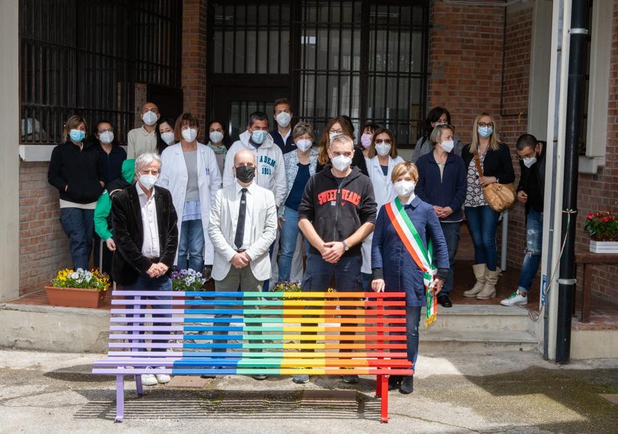 La panchina arcobaleno inaugurata alla Rems di Pozzale