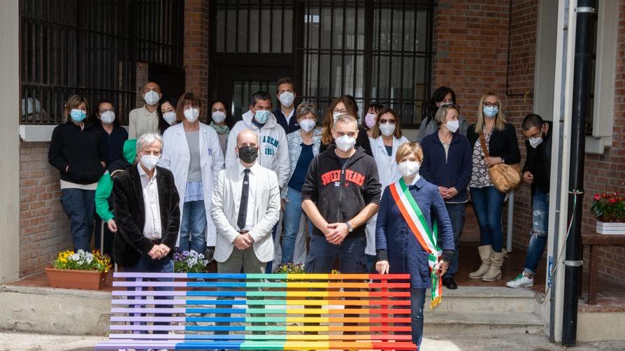 La panchina arcobaleno inaugurata alla Rems di Pozzale