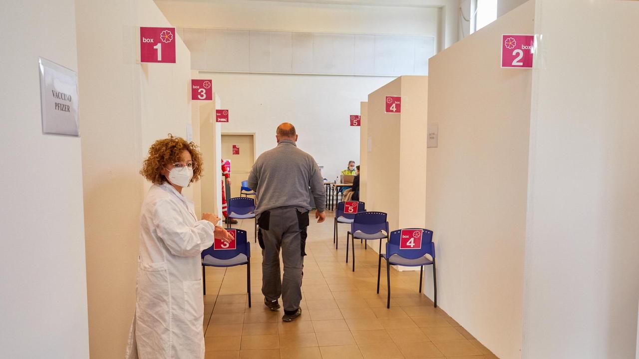 Il centro vaccinale di Certaldo che è oggi è stato aperto (foto Carlo Sestini)