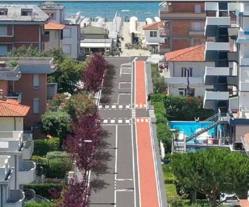 Lido, sale la protesta per la nuova ciclabile: «Toglie i parcheggi» 