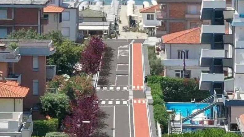 Lido, sale la protesta per la nuova ciclabile: «Toglie i parcheggi»