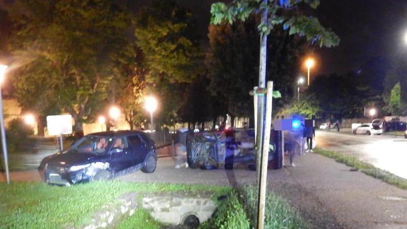 Furgone si ribalta sugli spalti: rimane illeso il conducente