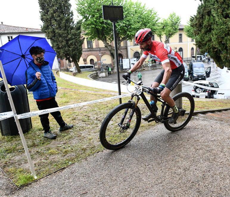 Trecentoquaranta atleti in sella alle mountain bike La sindaca di Barga «È la nostra ripartenza» 