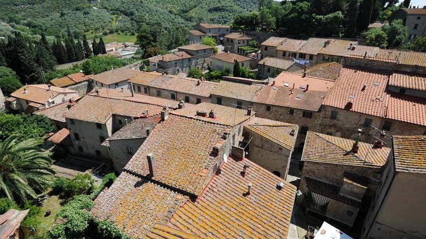 «Ok la segnaletica ma ora via l’erba dalle vie del borgo»