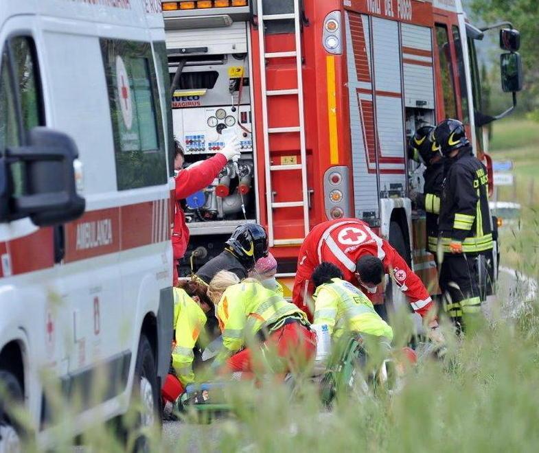 Sbanda e finisce nel fosso, muore 29enne 