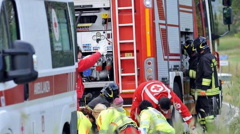Sbanda e finisce nel fosso, muore 29enne