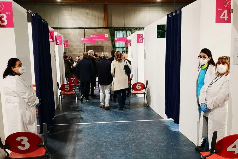Giuliana è la prima vaccinata nel centro da 1.080 dosi al giorno 