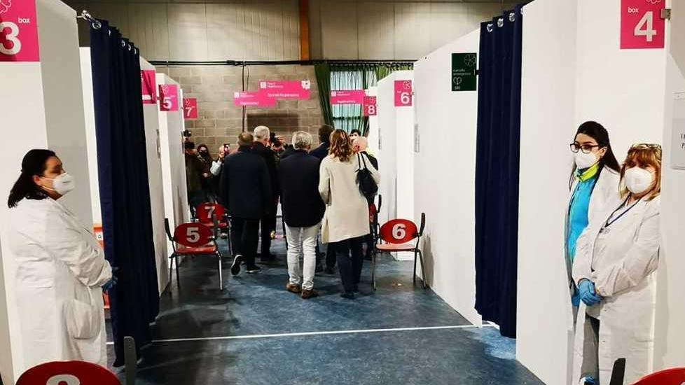 Giuliana è la prima vaccinata nel centro da 1.080 dosi al giorno