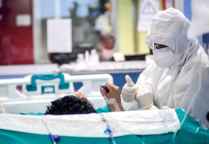 Le case per anziani riaprono alle visite con le “stanze per gli incontri” 