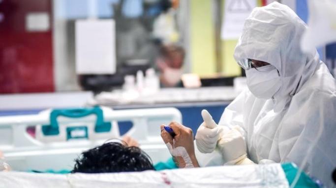 Le case per anziani riaprono alle visite con le “stanze per gli incontri”