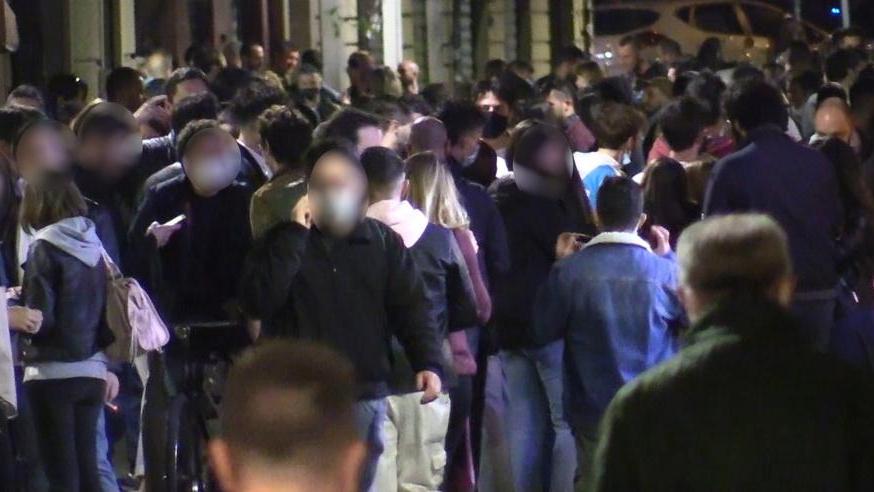 Coprifuoco, tanti giovani in centro dopo le 22