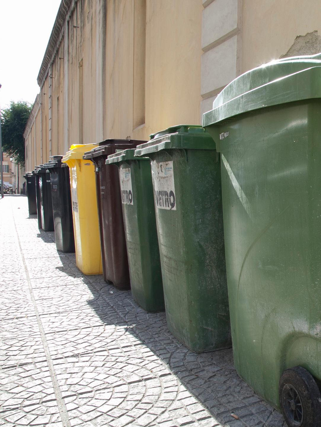 Prosegue la distribuzione di buste in tutta la Riviera del Corallo
