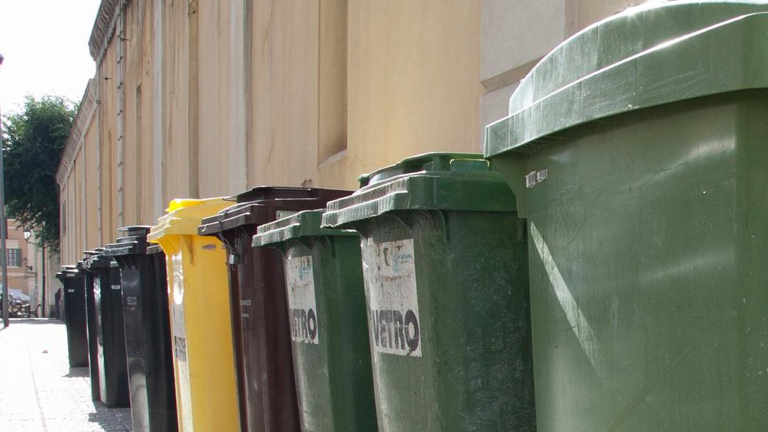 Prosegue la distribuzione di buste in tutta la Riviera del Corallo