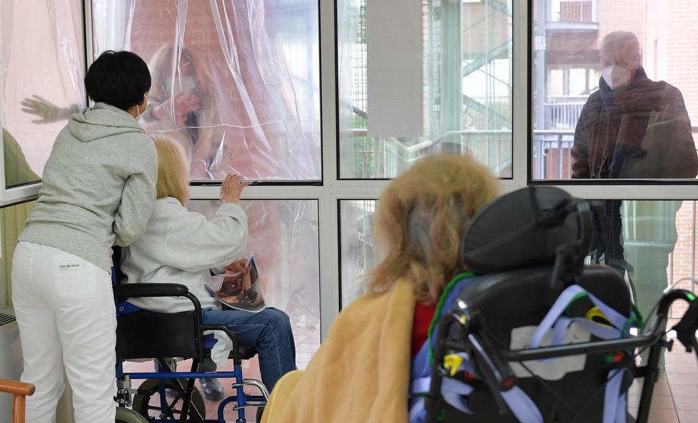 Modena, le case per anziani e i parenti: iniziata una nuova normalità 