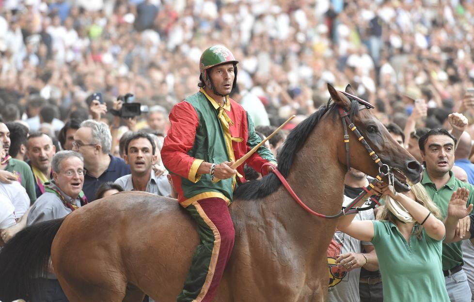 Andrea Mari al Palio del 2 luglio 2018, vinto con la contrada del Drago