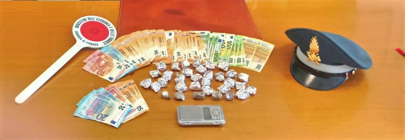 «Vendeva droga nella sua casa». Arrestata una donna di Porto Azzurro