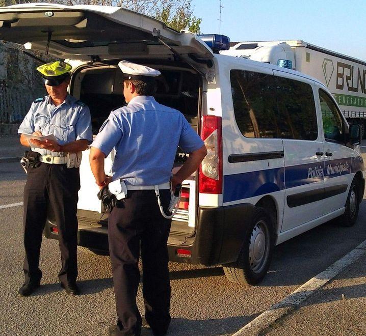 Corporeno, ottantenne al volante si perde e va a zigzag. I vigili urbani la aiutano 