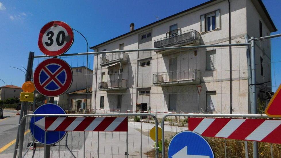 Come appare adesso la palazzina di via Cimabue 3, con le deviazioni del traffico