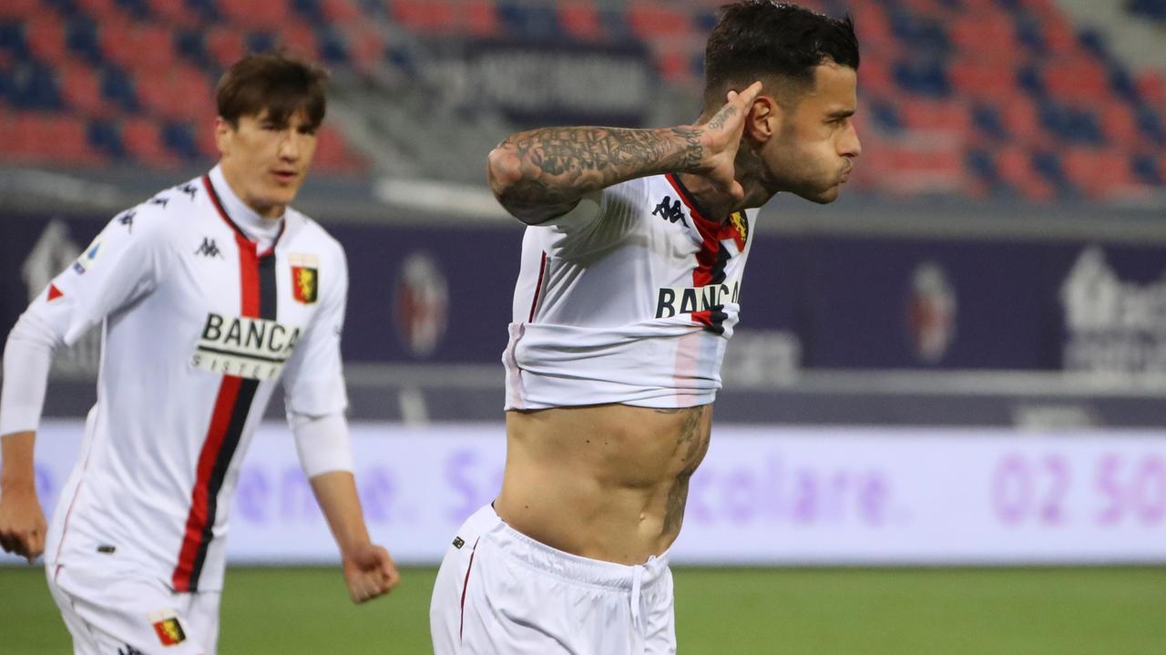 Il padre di Scamacca a Trigoria con una spranga: minacce e danni