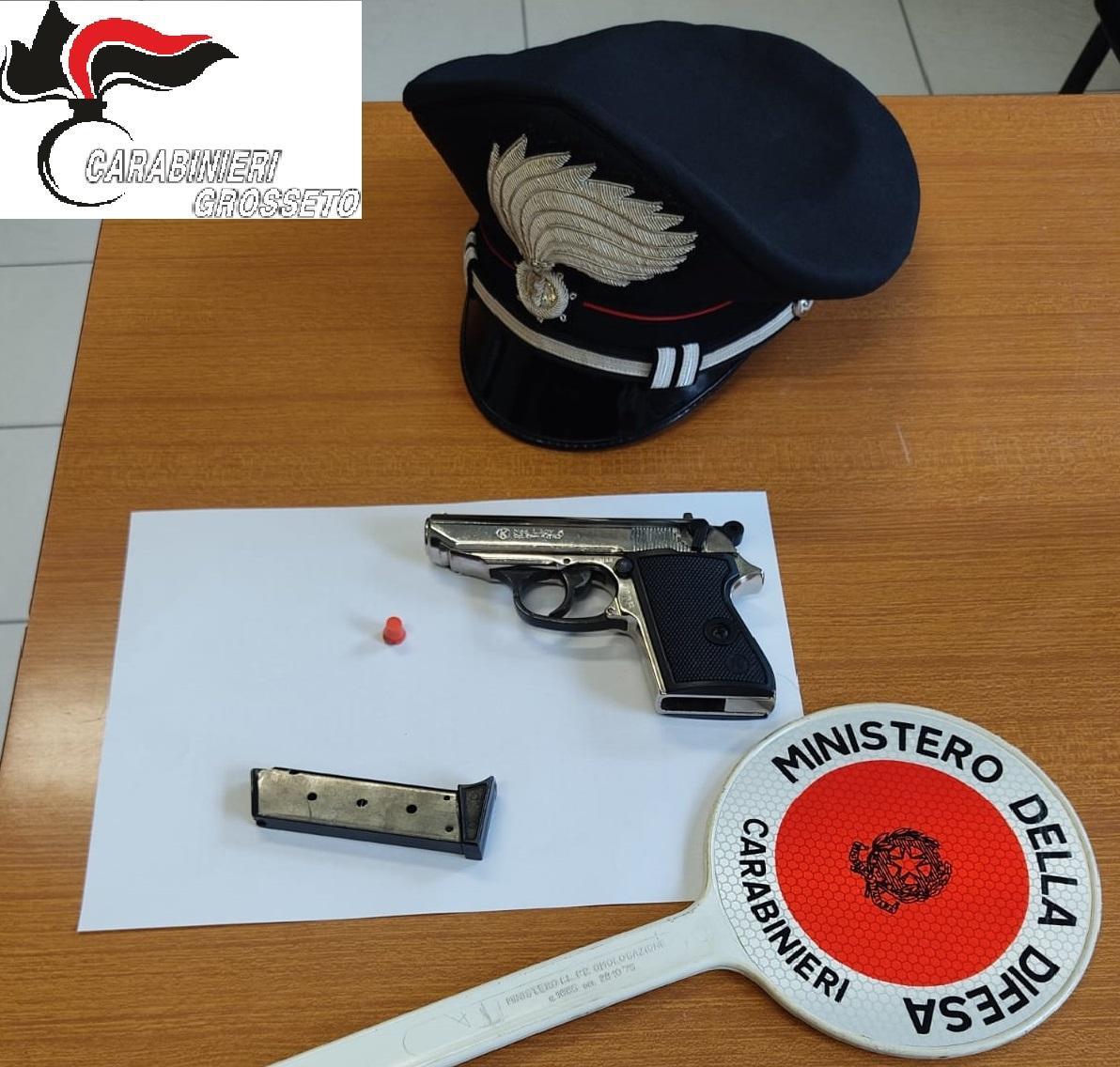 La pistola sequestrata di carabinieri