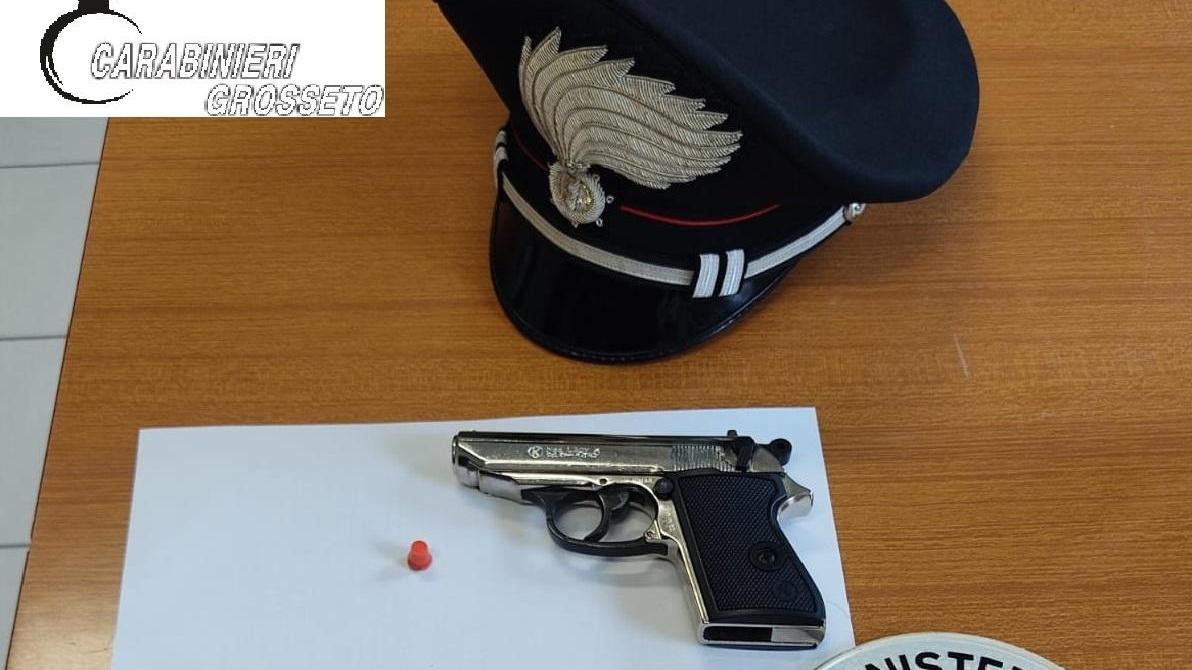 La pistola sequestrata di carabinieri