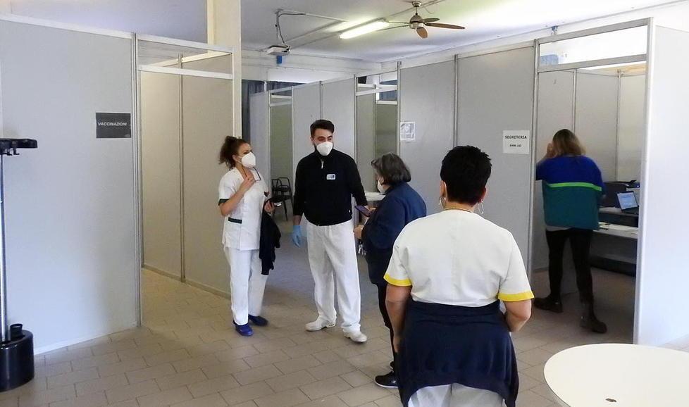 Medici di base di nuovo in campo, presto l'intesa per vaccinare over 60 e 70 negli ambulatori 