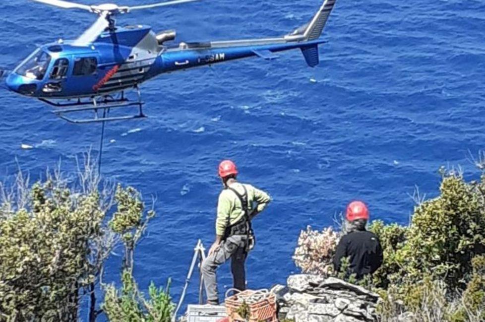 Il trasporto delle reti sul monte, serviranno per proteggere la strada da eventuali rocce in caduta