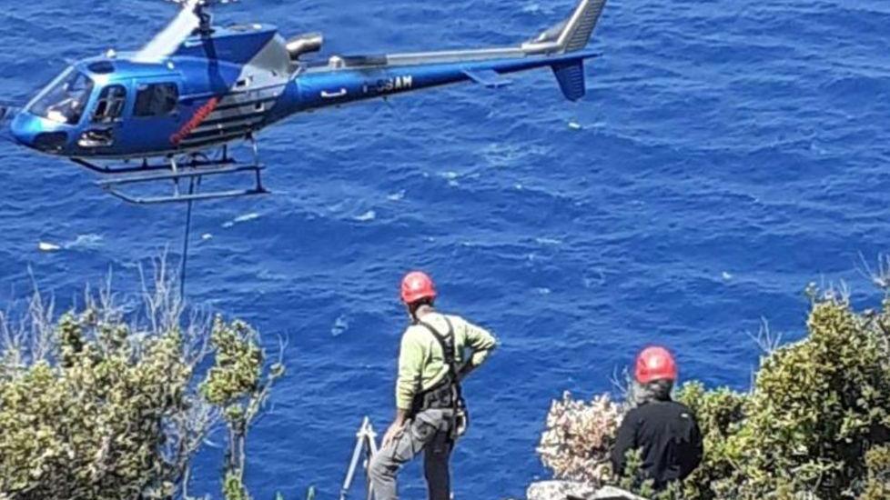 Il trasporto delle reti sul monte, serviranno per proteggere la strada da eventuali rocce in caduta