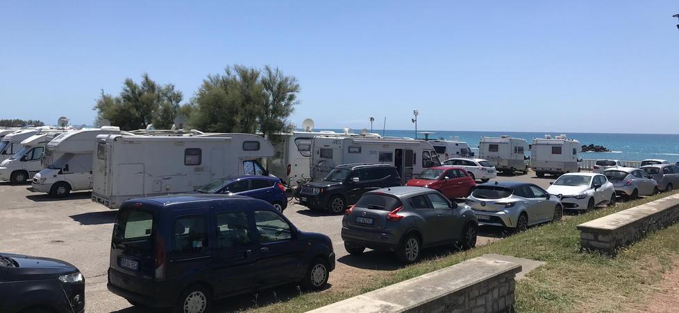 Stop ai camper in sosta davanti al mare, a Rosignano nasce l’area riservata sul versante monte 