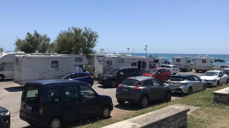 Stop ai camper in sosta davanti al mare, a Rosignano nasce l’area riservata sul versante monte