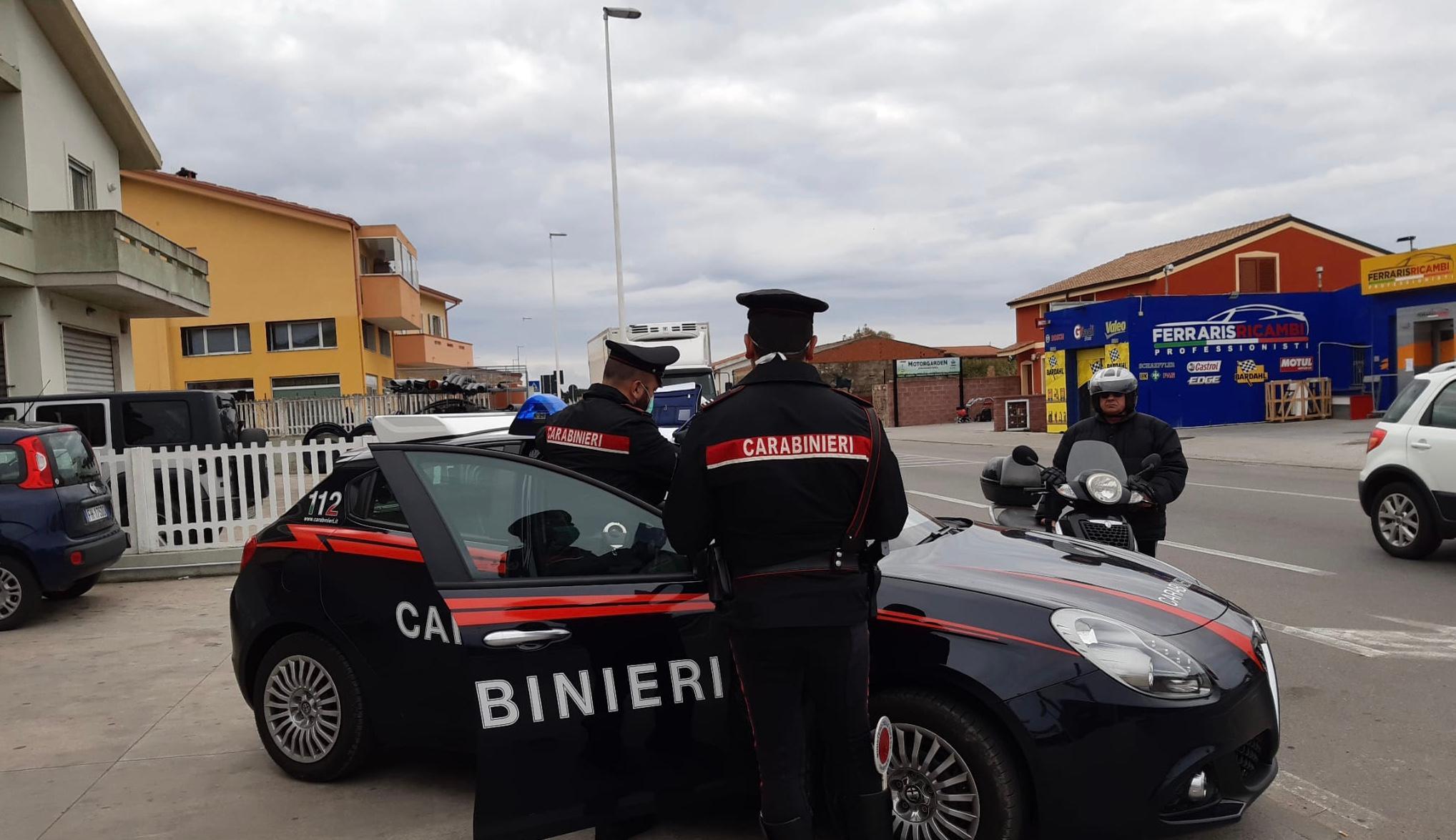 Assemini, donna in stato confusionale aggredisce due passanti con un coltello