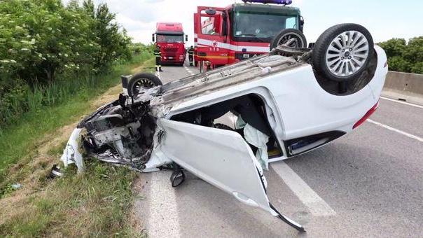 Ostellato, tenta il sorpasso ma si cappotta: ferita una donna