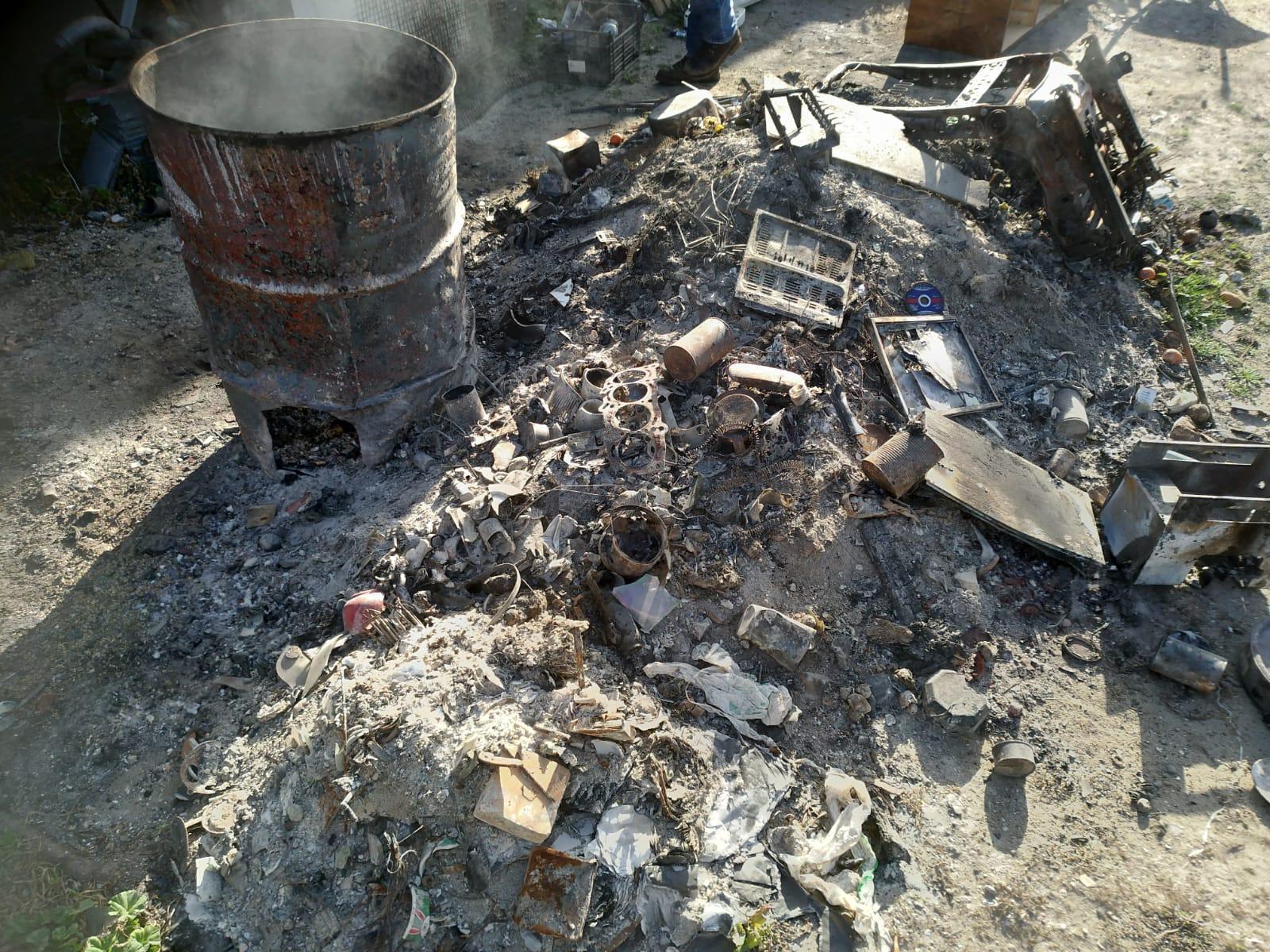 Bruciano e interrano rifiuti nei loro terreni tra Cagliari, Sestu e Assemini: 11 indagati