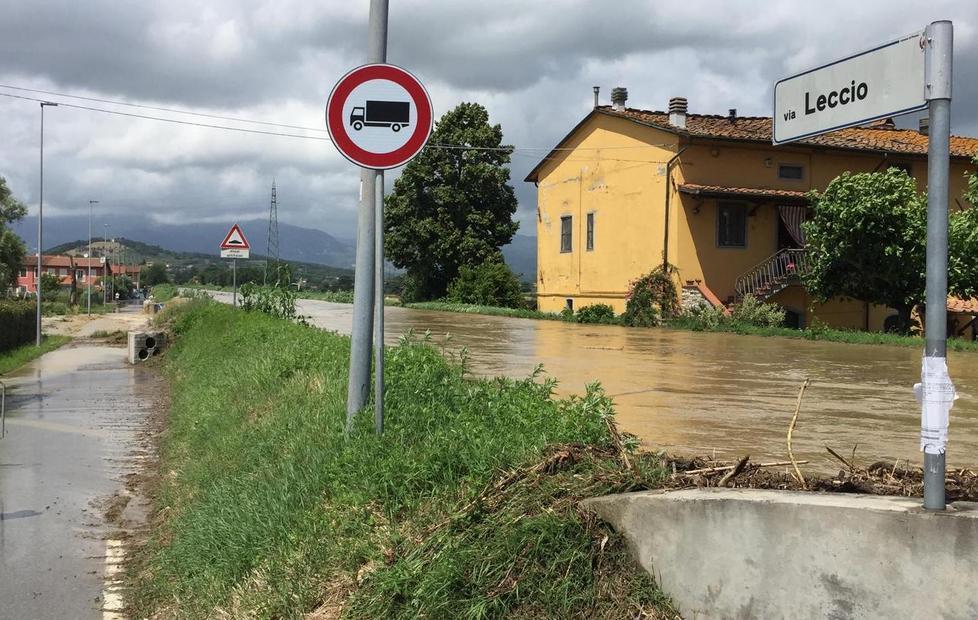 Il Rio Leccio straripa a destra e si lavora sull’argine sinistro