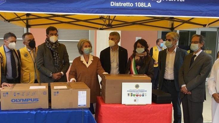 I Lions regalano bisturi elettronici agli ospedali di Barga e Castelnuovo