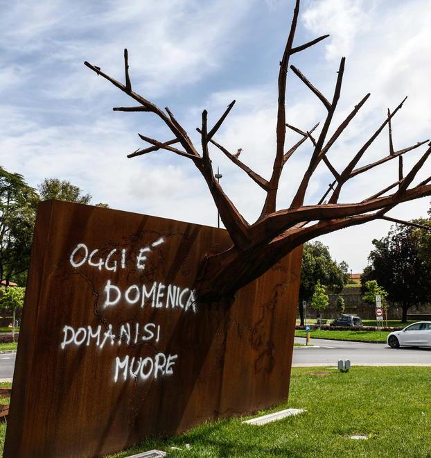 Artista bloccato mentre danneggia la sua scultura
