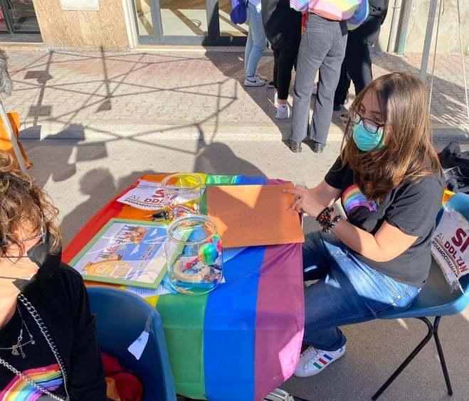 In tanti al banchetto di Piombino Rainbow per mettere la firma al disegno di legge Zan 