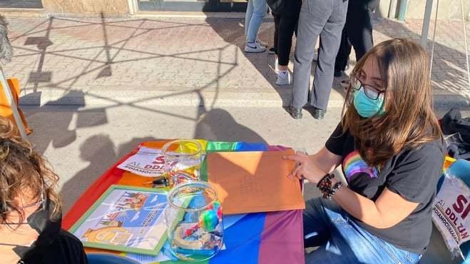 In tanti al banchetto di Piombino Rainbow per mettere la firma al disegno di legge Zan