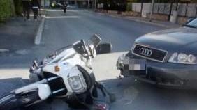 Motociclista a terra dopo lo scontro all’incrocio