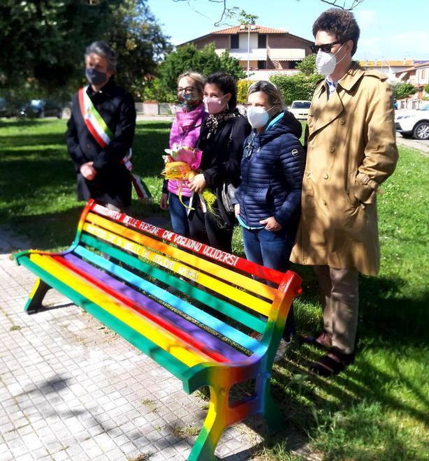 Panchine arcobaleno inaugurate nei centri del Lungomonte