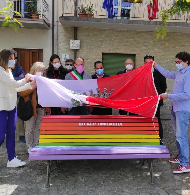 La panchina arcobaleno contro l’omofobia