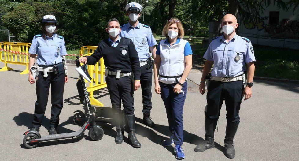 La polizia municipale è salita in cattedra per insegnare le regole sui monopattini 