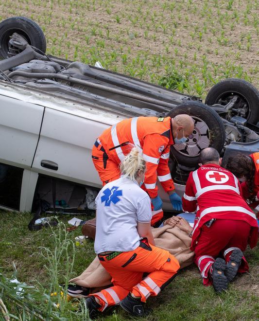 Vola con l’auto nella scarpata Vettura capottata, donna ferita 