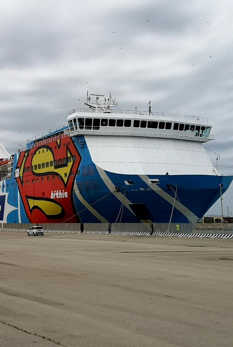 La Bithia di passaggio alla banchina Dogana