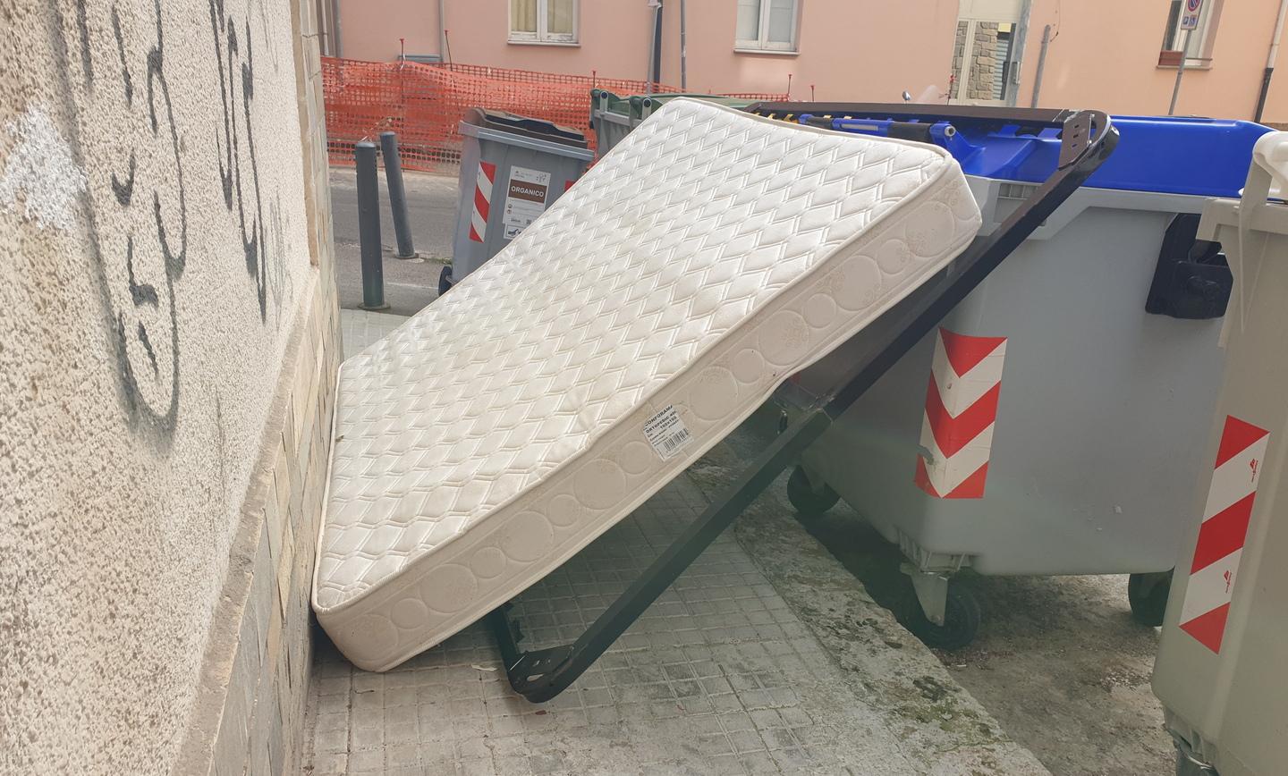 Un materasso blocca il marciapiede