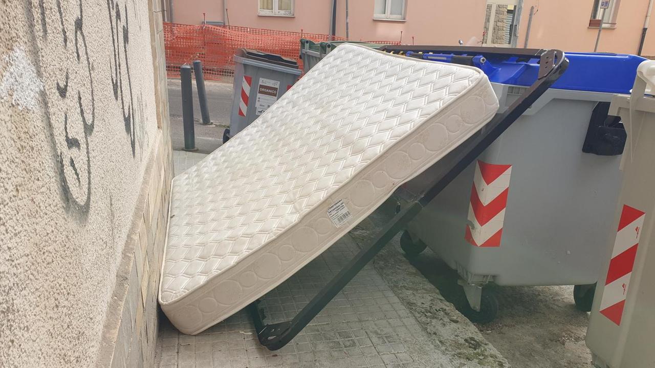 Un materasso blocca il marciapiede